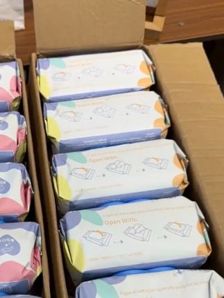 哈哈, 给宝宝用湿巾可别再抠抠搜搜了, 这下到手5大包湿巾, 还是婴幼儿手口级别的, 这谁能拒绝啊! 还是这种80抽大包的, 每包嘎嘎磁实, 和块板砖一样, 双盖的设计, 水分不容易流失, 抽取也相当丝滑。 纸张做到了加大加厚, 你看我用力拉扯搓搓也不掉毛屑。 纯水配方, 不含荧光剂, 纸张阿碧纹路的含水量也很足, 擦完清清爽爽不粘腻。 湿巾就得用这种便宜实惠的, 趁着现在上新福利价赶紧薅!#母婴好物  #宝妈推荐  #宝宝湿巾  #婴儿手口湿巾