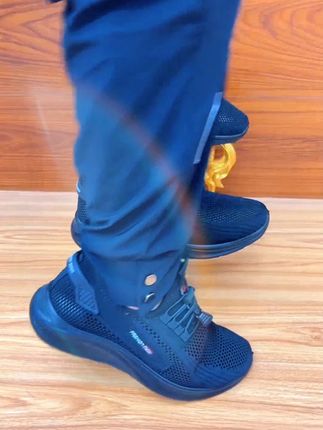 家人们,给老爸的夏日好鞋来啦!这款老北京布鞋男网鞋,采用透气网面和飞织材质,一脚蹬设计超方便。穿上它,老爸走路舒适又自在,透气不捂脚,夏日出行再也不怕闷热啦,赶紧给老爸安排上!#老北京布鞋 #夏季男鞋 #透气网面鞋 #一脚蹬鞋子 #中老年鞋子