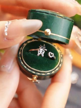 金美澳银戒指,百家姓氏食指戒2025新款潮饰品 #首饰分享 #情侣对戒 #仙女必备 #轻奢戒指高级感 #戒指控