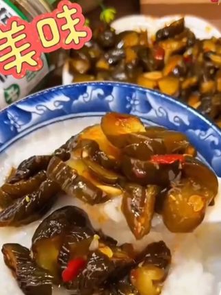 比美味家的油泼黄瓜来啦!吃起来脆嫩爽口,香香辣辣嘎嘣脆,配粥配饭都好吃!#黄瓜 #下饭神器  #好吃到停不下来  #无辣不欢  #美食