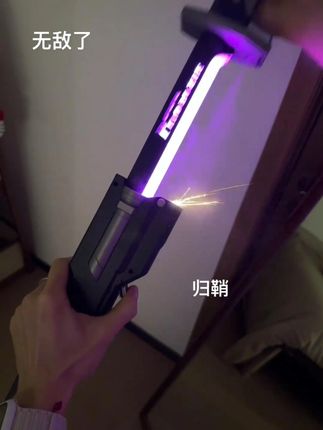 男孩子的快乐就这么简单!一把冒火花的玩具刀就能把他哄成胚胎 #发光玩具 #男神玩具 #炫酷