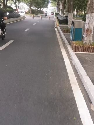 家里卫生间小,盆子堆在地面,底部容易滋生污垢,可以试试这个带吸盘的脸盆置物架,可以同时放多个脸盆,大小盆子都可以放,吸盘的就可以随意换位置好用