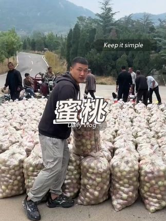 妈耶!我还是第一吃到这种脆蜜青桃真的巨好吃,原来它是青脆蜜桃耶!真是又脆又甜!清甜多汁~肉质脆嫩爽口~一口气吃了好几个! 爱吃脆桃桃可以尝尝呀。 #脆蜜桃 #桃 #脆甜多汁 #快来一起尝个鲜 #大暑消夏开吃啦