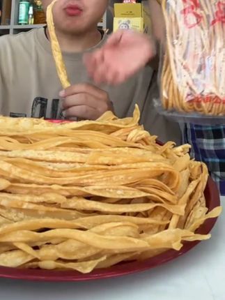 就老乡,你们买的是宽铲子好吃 还是粗铲子好吃啊? 我就特别喜欢吃宽馓子, 还有炸子, 还有粗馓子, 还有细馓子。 我们是百年老镇方集皂霞馓子, 菜籽油炸的, 每天换新油, 让你吃的安心, 吃的放心点, 少吃点,吃好一点。#在家做美食  #太好吃了  #美味零食  #家常美食  #分享家乡美食