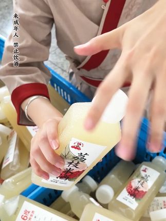 总有人问开盖后的米酒怎么保存?我们做成小瓶装,这样新鲜口感不会流失,也不用担心不好保存。#米酒 #好酒推荐 #荔枝酒