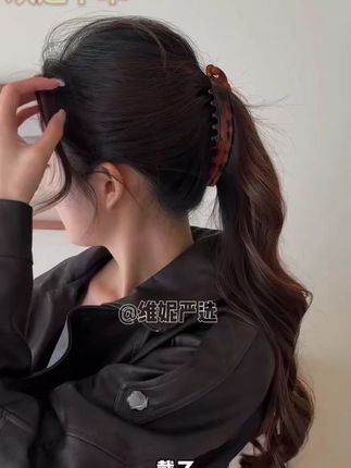 只需一提一拉一扣 一个发量倍增的马尾就搞定啦#头饰发饰 #香蕉夹 #显发量 #饱满后脑勺
