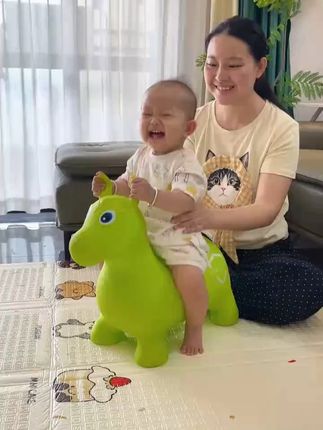 9个月的宝宝就可以玩跳跳马了,宝宝每天在家玩的可嗨了,增加了运动量,还锻炼了平衡能力,睡觉总是哼哼唧唧的一定要试试#跳跳马 #平衡训练