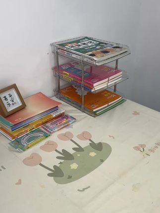 在孩子的书桌上摆放一个这样的#置物架 是真的很实用,把常用的书本分科收纳,整齐还好找#书架 #书本置物架