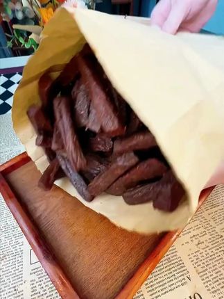 内蒙古手撕牛肉干,满满的牛肉香,每个都是独立包装,,吃起来特别方便,而且一点不费牙有嗰劲 越嚼越香 配料干净 #牛肉干 #内蒙牛肉干 #追剧小零食