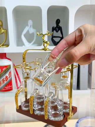 逢年过节居家聚会吃饭置办饭局酒席 这套金箔白酒杯分酒器套装 #白酒杯套装# 分酒器套装 #酒杯# 一口杯分酒器套装 #好物推荐🔥