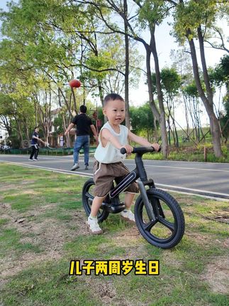 给宝宝挑选礼物就选这款炫酷平衡车 #儿童平衡车#萌娃骑车#炫酷滑步车#最靓的崽#小骑手