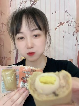 晚上饿了馋了就来一个这个肉蛋豆皮卷,三层劲道的豆皮包裹着一整颗蛋,嫩嫩的鸡胸肉和蔬菜,一口下去,解馋好吃还没啥负担!#豆皮肉卷 #妈呀太香了 #开袋即食 #好吃没压力 #自律期