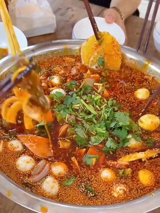 吃着碗头,看着锅头,眼睛不要乱瞟…… #钵钵鸡 一袋有6个料包,可分两次使用,冷泡热泡都可以,能吃火锅的菜都能泡 #万物皆可钵钵鸡 一袋料兑2-3斤开水泡3-5斤菜,有特辣中辣微辣藤椒四个口味可选 #在抖音入手的好东西 #好吃不贵经济实惠 #我的乡村生活 @DOU+小助手