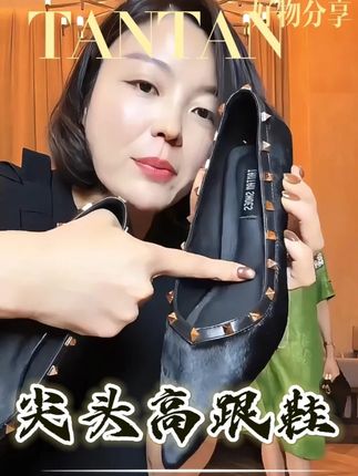 这鞋子收到手穿上要是有一点不舒服,你直接退,老谭就是这么有底 气!外表胎牛毛垫子胎羊毛,面料拉满超舒服好看,显得脚修长修长#穿出高级感 #谁穿谁好看 #百搭鞋子 #高跟鞋 #气质女神