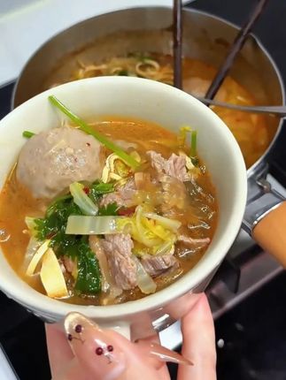 兰州牛肉面,自己在家做,也能还原馆子的味道,面条筋道汤香味美,天凉了吃着煎煎和和的,太美咧#在家做美食