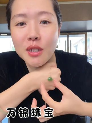 🌸这个小包包造型的碧玉吊坠真的好精致好好看!这种料子全部都是用来镶金的!特别的棒!#万锦珠宝 #东营万锦珠宝 #玉吊坠 #18K金镶嵌