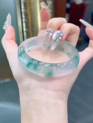 通透如水,飘花如画,带上秒变人间白月光#手镯#女手镯#冰透飘花手镯#新中式首饰