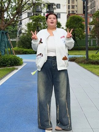 显瘦神裤来啦!300斤也能穿出高街风 最近入了这条复古蓝阔腿牛仔裤,真的太适合我们微胖姐妹了! 宽松的版型完全不挑身材,后腰是松紧设计,穿起来超舒服。 猫爪纹的细节设计让整条裤子看起来更有质感,日常穿搭也很百搭。#大码女装 #显瘦穿搭 #大码显瘦 #这么穿显瘦20斤 #大码搭配