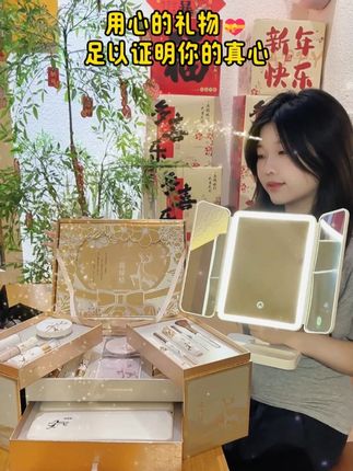 啊啊!好幸福!早早就收到男朋友准备的#七夕 情人节礼物,满满的礼物和浪漫!#给女朋友送礼物 #七夕礼物 #惊喜