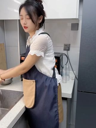 厨房实用可擦手围裙 告别满手油污!这款围裙侧边带可拆卸擦手毛巾,防水面料一擦即净,下厨更从容!#围裙#围裙罩衣#擦手围裙#厨房好物#罩衣
