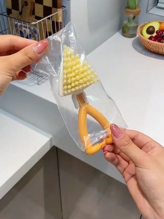 L头一次见过这种三角型的刷子,犄角旮旯的缝隙都能刷到,用着还顺手,真是家务必备呀#三角刷 #清洁刷 #卫生死角 #超便宜超划算 #实用好物