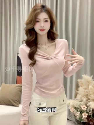 才30+💰的V领掐腰上衣,纽结设计不撞衫~ 正肩V领纽结设计,显锁骨还显脸小! 面料弹力大,微胖姐妹也能穿~ #谁穿谁好看 #显瘦穿搭 #韩系穿搭 #琥珀流光 #微胖女生