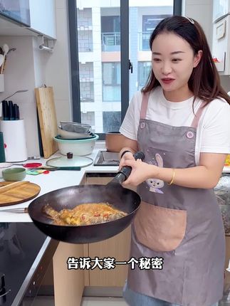 别被“臭”字吓退呀!那股独特香气,是时间赋予的温柔魔法。鱼肉紧实弹牙,咸鲜中带着微酸,越嚼越香。回家后我念念不忘,尝试网购了真空包装的臭鳜鱼,按菜谱精心烹饪,虽不及餐馆地道,却也解了馋。这道风味独特的徽菜,已成为我餐桌上的难忘记忆。#臭鳜鱼 #专鳜臭鳜鱼 #源头厂家 #臭鳜鱼做法 #安徽特产