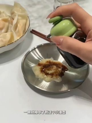 但凡在家吃饭的,可太需要这个了,平时用少量的香油麻油醋就用它#控量油壶 #小油壶 #生活好帮手 #超便宜超划算#厨房好物