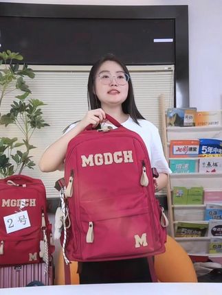 2025新款书包女初中生小学生超大容量护脊减负双肩包书包双肩包#2025新款 #超大容量双肩包