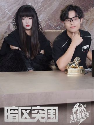 9月26日在抖音《暗区突围》直播间已经购买过任何一抽 瑞兔奖池·奖池币 的玩家,将会于明天(9月27日)19点前,在今日购买时绑定的角色上收到游戏邮件,提供抖音小店的补充购买渠道(限时24小时,不限量),便于各位补齐目标抽数,获得想要的商品。 同时,遇到提示谢谢参与以及吞币的先锋,请稍等片刻,会为大家尽快补回页面中的抽奖币! 再次感谢大家的热情和支持,祝先锋们瑞从天降,一切顺意!#暗区突围
