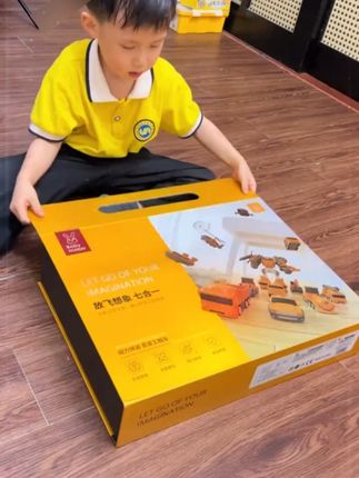 能随意拆分和组装,一盒里面包含海、陆、空各种交通工具,居然还能组装出超酷的变形机甲,孩子喜欢的不得了!#工程车玩具 #男孩玩具 #积木