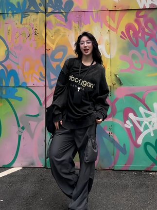 我超爱的水洗黑,酷酷飒飒~ #宽松版型 #男女同款 #黑色卫衣 #卫衣推荐 #早秋穿搭