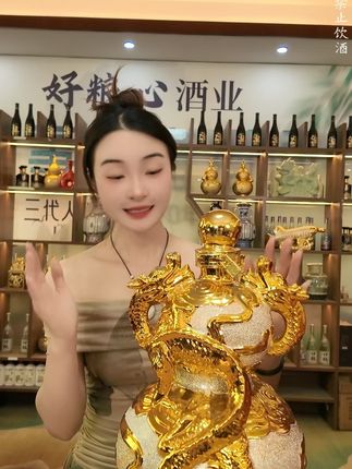双龙戏珠珍藏酒只要358元包邮到家,一大坛是5000毫升大容量将近十斤装,地地道道古井镇的美酒,瓷器之都景德镇定制的陶瓷坛,送人送礼都特别合适#白酒 #好粮心 #纯粮酿造