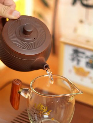 很多茶友都说我的茶壶太神奇,它出水时那沙沙的鸟叫声, 很多茶友都说我的茶壶太神奇,它出水时那沙沙的鸟叫声,宛如凤凰啼叫,颠覆你对茶具的认知。壶身设计圆润典雅,跳刀纹理东方韵味十足,美观大气;壶嘴坚挺,出水利落迅猛。泡茶时倒水,听着凤鸣提升氛围。精选紫陶材质,经久耐用。不只实用,更添茶道仪式感,摆件级颜值。价格亲民实惠,性价比超高,难怪茶友们都喜欢。