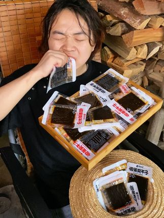 我估计小时候吃过这个臭干子辣条的现在都已经二胎了吧#臭干子辣条 #好吃到停不下来 #辣味零食