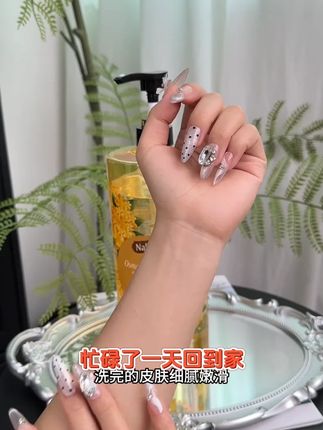 【3斤装】馥郁桂花持久留香香水沐浴露大容量家庭装补水香体沐浴 【3斤装】馥郁桂花持久留香香水沐浴露大容量家庭装补水香体沐浴露#洗护好物 #平价好物 #香水沐浴露 @DOU+上热门