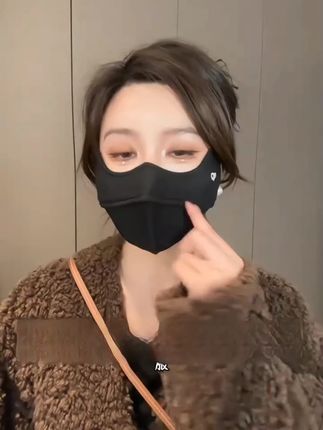 秋冬季风吹的脸容易干的姐妹,这款高颜值的秋冬季护眼角#保暖口罩 不仅#防晒 还#保暖 ,3D口罩也不会蹭花妆#冬季必备
