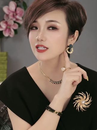 铜合金合成锆石耳饰 2025欧美轻奢新款复古高级感金色耳环女耳圈#戴大耳钉是不是有下坠感 #耳环夸张时尚个性 #超酷耳环 #耳饰 #个性耳环女酷高级感