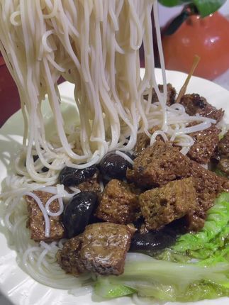 四喜烤麸配面条或下酒,简单一热就搞定,方便又好吃。 #四喜烤麸 #吴茂兴四喜烤麸 #上海四喜烤麸 #上海菜
