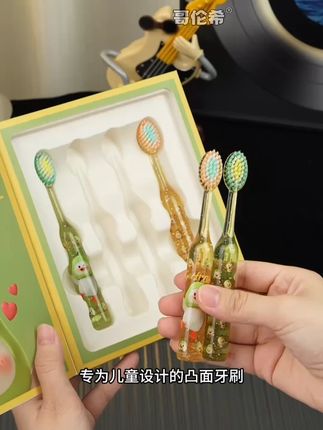 专为儿童设计的,山型凸面牙刷,不仅刷得干净,还是萌趣的爱梨鸭图案刷柄,也太可爱了!#牙刷 #宝宝刷牙 #爱牙护牙