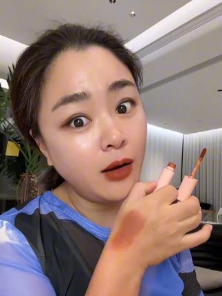 双头设计藏风情!复古砖红唇釉显色灵动服帖,精华密润不黏腻,气质暗涌,即刻入手!#口红 #好物推荐 #连阿品