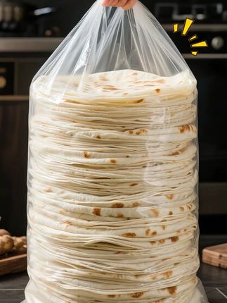 山药春饼 薄如蝉翼的春饼透着微光,卷着软糯山药泥。山药蒸得绵密,抿开带着清甜,混着少许桂花蜜香。饼皮轻咬即破,麦香混着山药的温润在舌尖化开,卷上脆嫩黄瓜丝,都合适#春饼 #山药春饼 #薄饼 #饼 #谁懂这一口的好吃程度