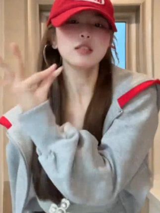 Two Million/辣妹松弛大兜帽短款卫衣+打褶直筒宽松 #早秋穿搭公式来了# 初寒摇 #troublemaker# 卡点 #浅跳一下