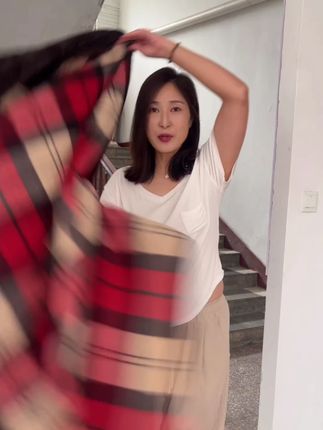 家里有老年人的,秋冬降温啥都不买,也得备上这个多功能披肩毯!#护肩神器  #披肩毯  #盖毯  #披肩围巾  #毛毯