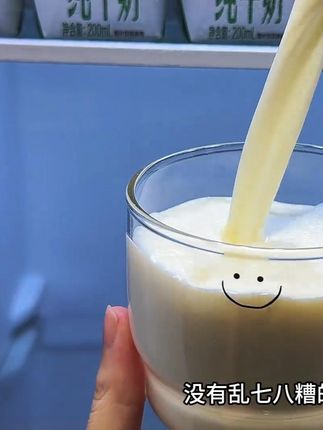 伊利金典纯牛奶 配料表只有生牛乳的好牛奶 喝起来是自带清甜的奶香味,每100毫升就含有3.6克的原生乳蛋白和120毫克的原生高钙,营养又好喝!#大人小孩都爱喝#饮品推荐#金典纯牛奶#好喝不贵