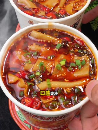 辣子红亮面飘香!陕西油泼片片面,一口沦陷太绝了! #陕西风味 #油泼辣子片片面 #片片面 #好吃过瘾