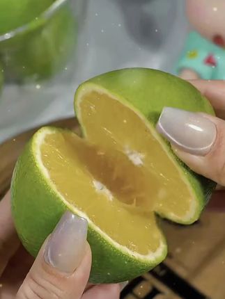 #哀牢山冰糖橙 真的好好吃!随箱赠送的剥皮器太好使了!剥出来的橙子干净又解压#冰糖橙 #新鲜应季水果 #脆甜多汁 #口感特别好