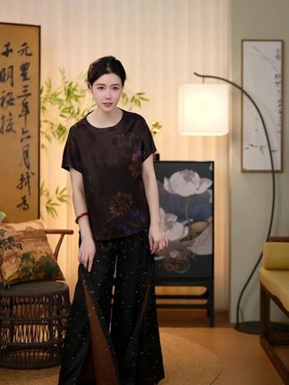 以步履为画布,裁一段流动的金色光影#穿出高级感 #香云纱 #东方美学 #国风服饰 #优雅知性