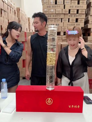 为了给粉丝谋福利雪茄哥不惜得罪厂家,老板娘酒水浮力来袭!#雪茄哥 #白酒 #好酒推荐 传统酿造工艺,古法固态发酵技术,优雅醇厚,柔顺清香显著。酒体晶莹剔透,挂杯明显,余香回味悠长,酒花绵密,酒线不断,酒香四溢,入口柔和,好喝不贵,赶紧来下单吧!