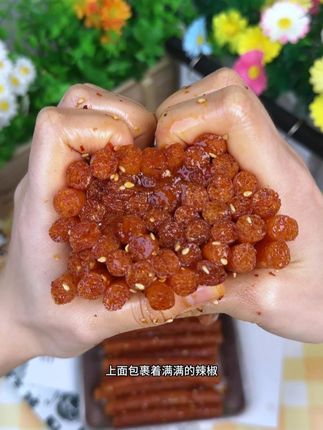 平江的姐妹给我推荐的平江经典辣棒真的太好吃了,不信你们尝尝!#追剧小零食 #辣条 #零食推荐 #辣棒 #解馋